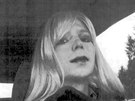 Na nedatovaném snímku pořízeném americkou armádou nalíčená Chelsea Manningová...