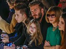 David Beckham s dtmi a éfka Vogue Anna Wintourová na pehlídce Victorie...