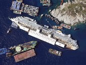 Ztroskotaná lo� Costa Concordia na snímku po�ízeném z vrtulníku italského...