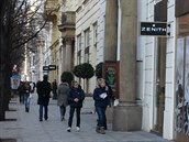 Kriminalisté zadrželi skupinu Malajců, kteří v Praze nakupovali luxusní zboží...