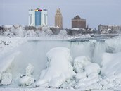 Zamrzl Niagarsk vodopdy na kanadsk stran, kter je vce turisticky...