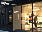 V loňském roce se otevřel také butik Alexander McQueen, který najdete vedle...