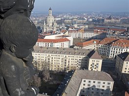 Sou�asný pohled na Drá��any z radni�ní v�e. Nalevo kostel Panny Marie. 