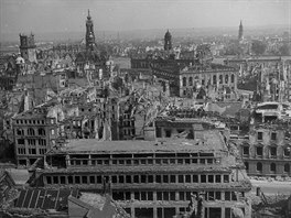 Pohled z v�e kostela Svatého k�í�e v roce 1946. (12. února 2015)