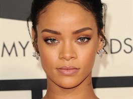 Podobný vzhled zvolila i zpvaka Rihanna, která pohádkovou róbu a luxusní ...