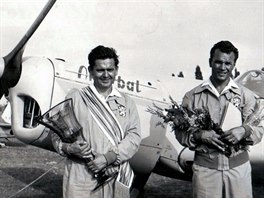 Fotografie z 1. MS v letecké akrobacii konaného v Bratislavě v roce 1960. Vlevo...
