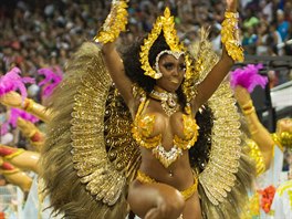 Tanenice na Sambadromu v Sao Paulu pedvádí své pohyby v kostýmu evokujícím...