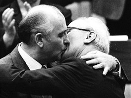 Michail Gorbačov v dubnu 1986, když Erichu Honeckerovi veřejně blahopřál ke...