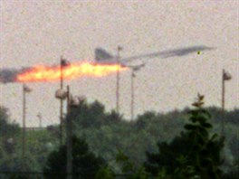 Flames come out of the Air France Concorde seconds before it crashed in...