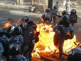 Ukrajint policist po zsahu molotovovm koktejlem na kyjevskm Majdanu. (18....