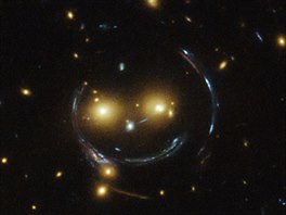 Skupina galaxií SDSS J1038+4849 pohlí�í z fotografie Hubbleova teleskopu s...