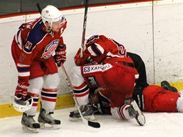 Havlíčkobrodští hokejisté se shlukli kolem zraněného Tomáše Semráda a snaží se...
