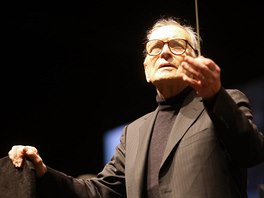 Ennio Morricone dirigoval v O2 areně (12. února 2015).