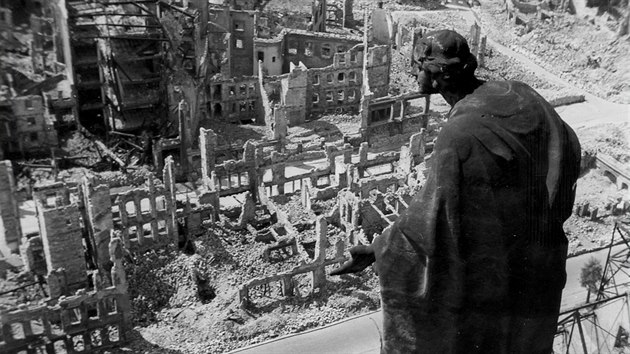 Pohled na Praskou ulici v roce 1945. (12. nora 2015)