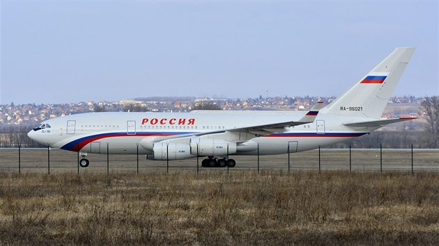 Letadlo Vladimira Putina na Budapeskm letiti. (17. nora 2015)