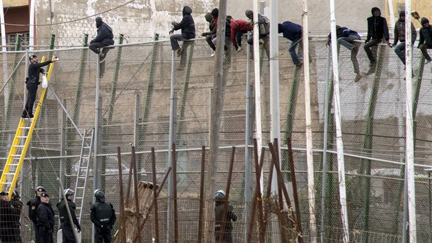 Afričtí uprchlíci na plotu mezi Marokem a Melillou (10. února 2015)