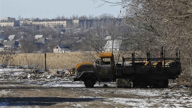 Trosky nákladního automobilu ukrajinské armády nedaleko Debalceve (17. února 2015)