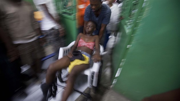 Nejmn 20 lid zahynulo v haitsk metropoli Port-au-Prince, kdy jedno z karnevalovch plavidel zashl elektrick vboj ze spadlho veden. (17. nora 2015)