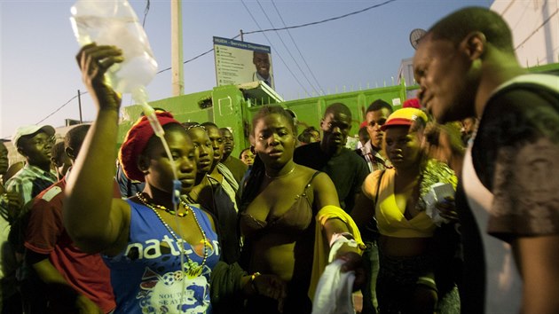 Nejmn 20 lid zahynulo v haitsk metropoli Port-au-Prince, kdy jedno z karnevalovch plavidel zashl elektrick vboj ze spadlho veden. (17. nora 2015)