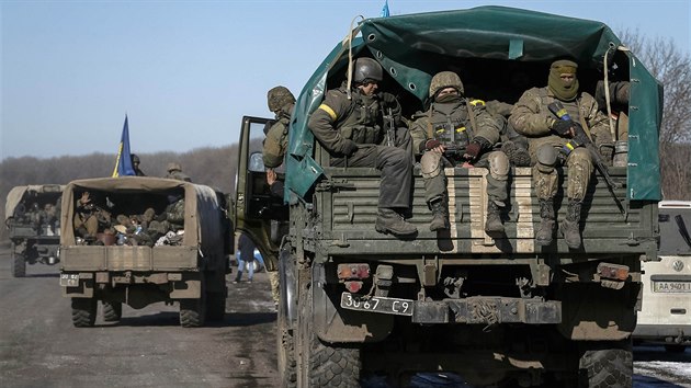 Ukrajintí vojáci se stahují z obklíeného Debalceve (18. února 2015)