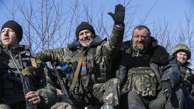 Ukrajinští vojáci se stahují z Debalceve (18. února 2015)