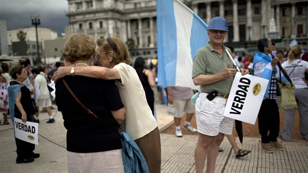 V Buenos Aires protestovaly statisce lid za dn vyeten smrti prokurtora Alberta Nismana (19. nora 2015)