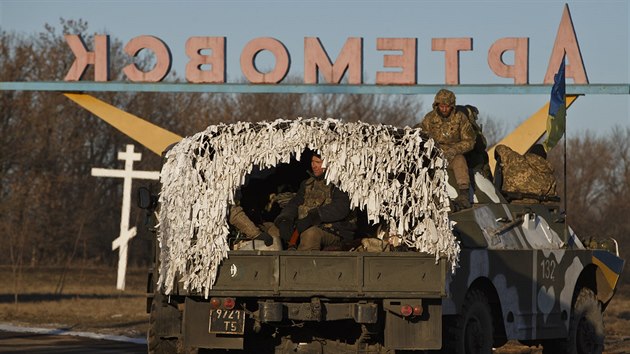 Ukrajinští vojáci, kteří se stáhli z Debalceve, přijíždí do 50 km vzdáleného Artěmivsku (18. února 2015)
