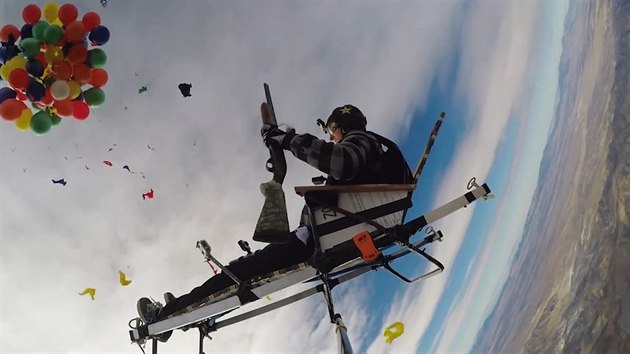 VIDEO: Muže vynesly do oblak balóny. Rozstřílel je a přistál s padákem -  iDNES.cz