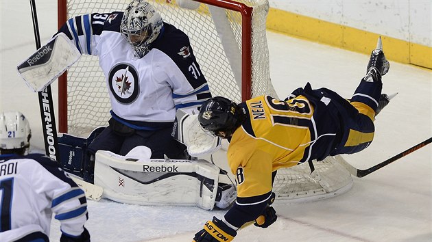 Brank Ondej Pavelec z Winnipegu el kaskadrskmu zakonen Jamese Neala. tonk Nashvillu byl nakonec spn a puk do st dopravil.