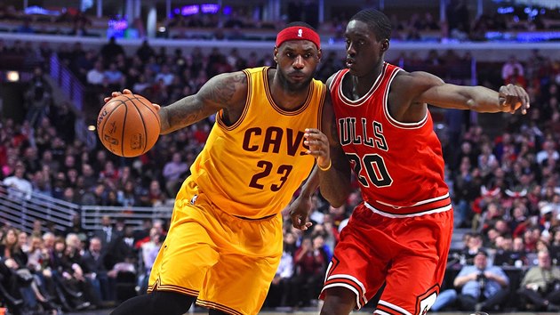 Le Bron James (vlevo) z Clevelandu a Tony Snell z Chicaga.