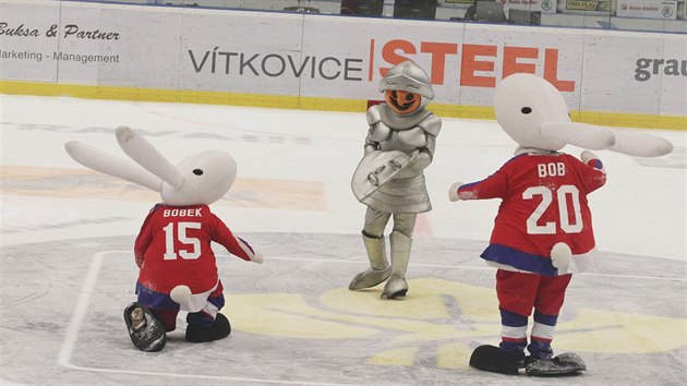 BIZÁRNÍ SETKÁNÍ.  O přestávce duelu Vítkovice vs Olomouc byli představeni maskoti Mistrovství světa v hokeji 2015 Bob a Bobek.