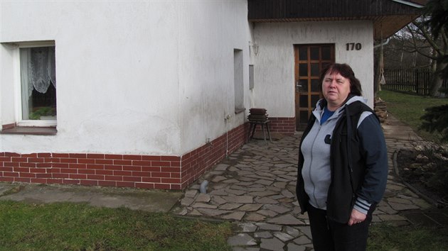Jarmila Kov ped domkem v Hornm Jietn, kam se s manelem odsthovali pot, co tai zbourali Doln Jietn.