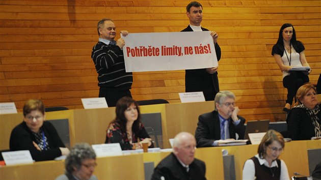 Na pondln Mldkovo vystoupen v sle zastupitelstva steckho kraje pilo zhruba 20 hornk.