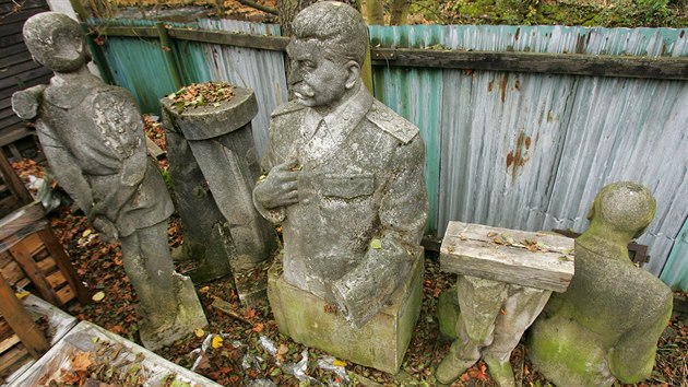 Sochy Lenina, Stalina a Gottwalda jsou uskladnny v arelu Lzeskch les v Bezov.