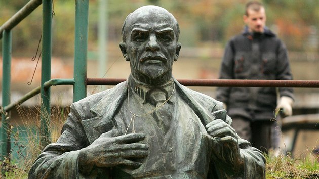 Socha Lenina je uskladněna v areálu Lázeňských lesů v Březové.