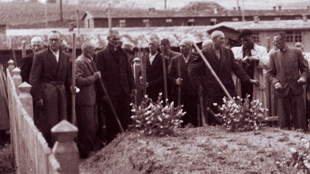 Poboka koncentranho tbora Flossenbrg v Nov Roli. Jedna z dobovch fotografi pouitch v knize Ve stnu Krunch hor.