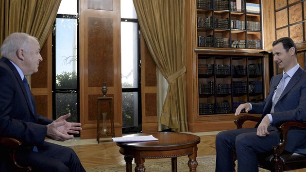 Autoritsk prezident Srie Bar Asad (vpravo) bhem rozhovoru s BBC (9. nora 2015).