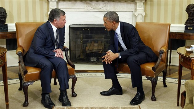 Jordnsk krl Abdallh II. (vlevo) jednal s americkm prezidentem Barackem Obamou (3. nora 2015).