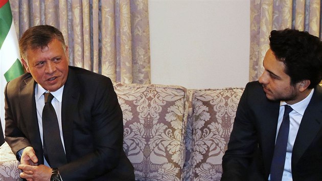 Jordnsk krl Abdallh II. (vlevo) se svm synem, korunnm princem Husajnem (3. nora 2015)