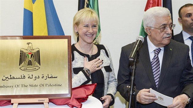 Palestinsk vdce Mahmd Abbs hovo pi pleitosti oteven velvyslanectv ve vdsku, vlevo stoj vdsk ministryn zahrani Margot Wallstrmov (10. nora 2015).