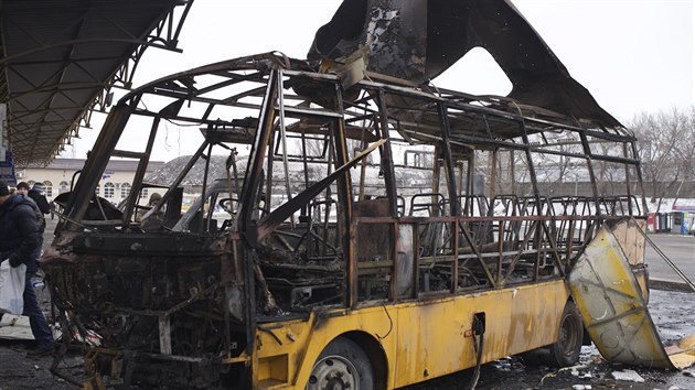 Splen autobus po ostelovn autobusovho ndra v Doncku (11. nora 2015).