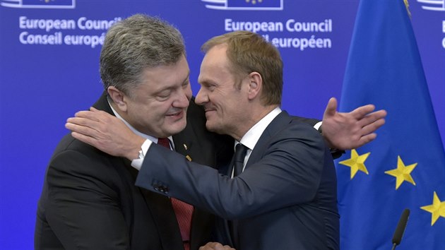 Ukrajinský prezident Poroenko (vlevo) a éf Rady Evropy Tusk na jednání v...