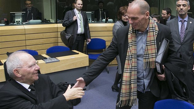 eck ministr financ Janis Varufakis (vpravo) se zdrav s nmeckm protjkem Wolfgangem Schaeublem (11. nora 2015).