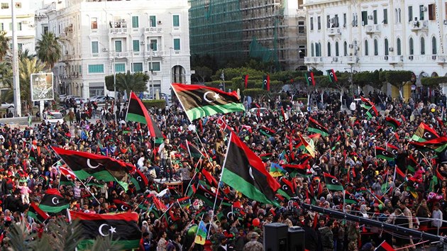 Libyjci slav tvrt vro zatku arabskho jara (17. nora 2015).