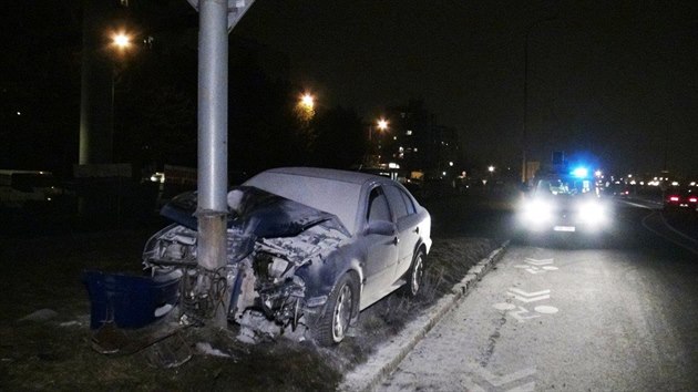 Auto v Letanech najelo do sloupu a zaalo hoet. idi ml podle svch slov usnout za volantem (12.2.2015)