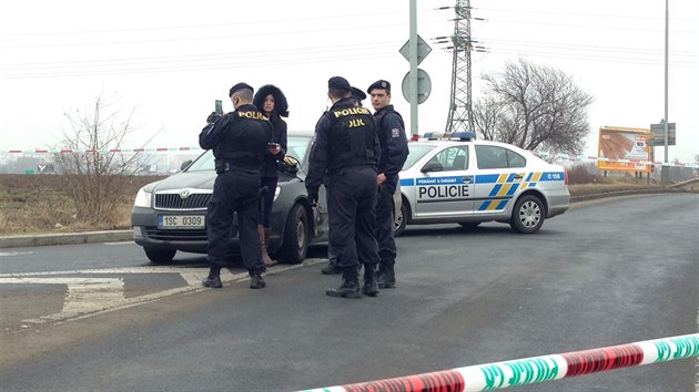 idi v kradenm aut ujdl policejn hldce. Ta ho donutila k zastaven a za pouit sluebn zbran. (18.2.2015)