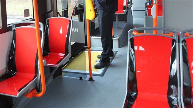 Nové ekologické autobusy, které získal Dopravní podnik města Brna. Cestující si však stěžují na klouzající sedačky.
