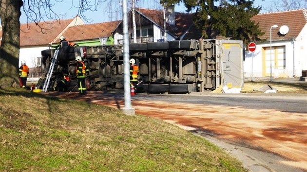 Nehoda kamionu s obilm v Podivn na Beclavsku (16. nora 2015).