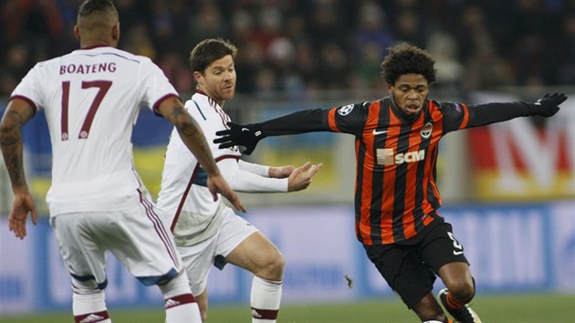 PROJDU? Luiz Adriano ze achtaru Donck se sna obejt Xabiho Alonsa z Bayernu Mnichov.