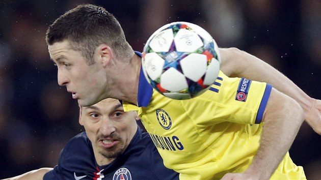 HRDINA NEBO NEASTNK? Obrnce Chelsea Gary Cahill nejdv krsn pihrl na gl, potom ale udlal chybu pi brnn a jeho tm inkasoval.